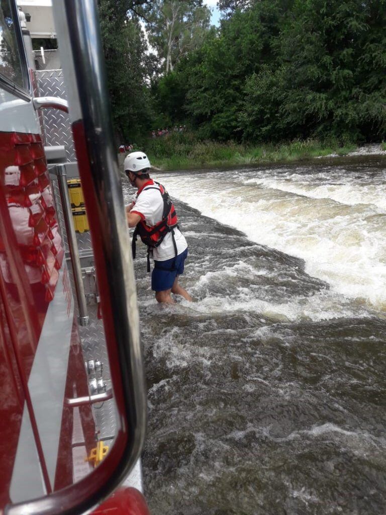 Dos dotaciones de bomberos trabajaron para rescatar a la mujer y posteriormente al vehículo.