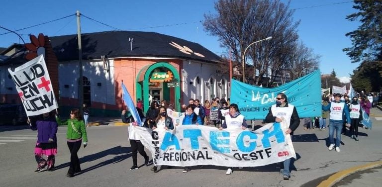 Se protesta por salarios adeudados de parte del Gobierno de Mariano Arcioni.