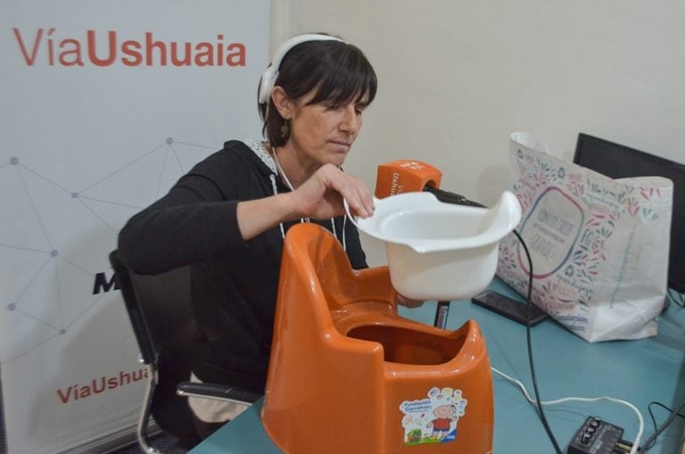 Viviana Remy muestra productos realizados con las tapitas recicladas