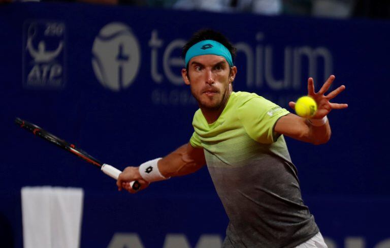 BAS020. BUENOS AIRES (ARGENTINA) 16/02/2018.- El tenista argentino Leonardo Mayer responde una bola ante el francés Gael Monfis hoy, viernes 16 de febrero de 2018, en el partido de cuartos de final del Argentina Open de Tenis que se disputa en Buenos Aires hasta el próximo 18 de febrero. EFE/David Fernández

 buenos aires leonardo mayer tenis torneo abierto open de buenos aires tenis tenistas