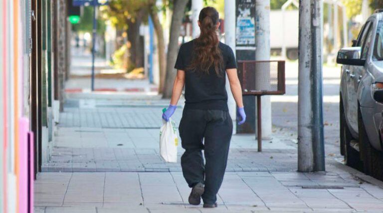 Una persona se proteje con guantes (Vía Santa Rosa)