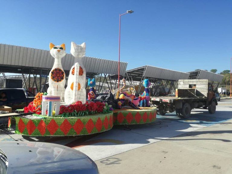 Carrozas camino a Palpala para participar del desfile