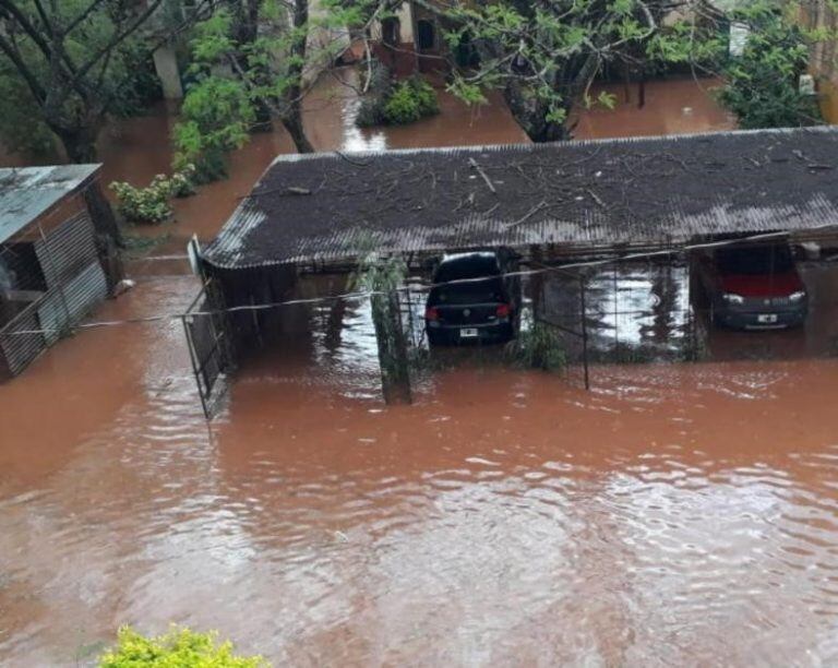 El agua cubrió las calles y veredas de las zonas periféricas de Posadas. (Foto: El Territorio).