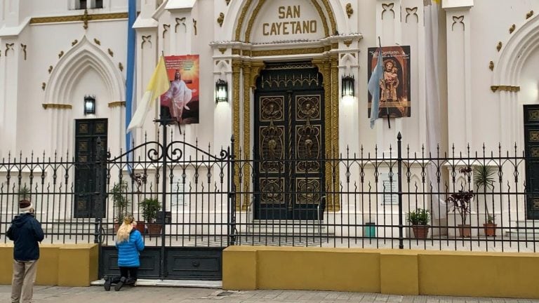 En Rosario la iglesia de San Cayetano amaneció cerrada y los fieles le rinden culto al santo patrono del trabajo desde la vereda. (@gbelluati)