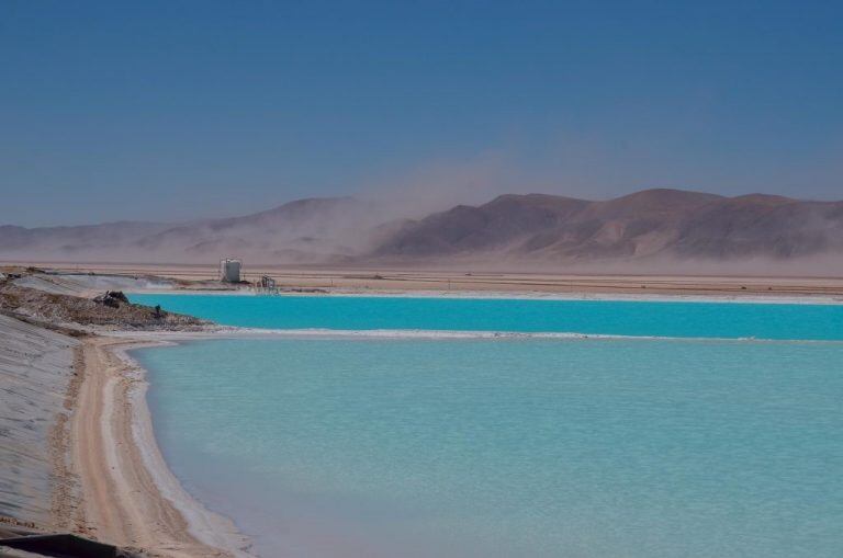 Las grandes extensiones de salmueras que alimentan la planta donde se obtiene carbonato de litio.