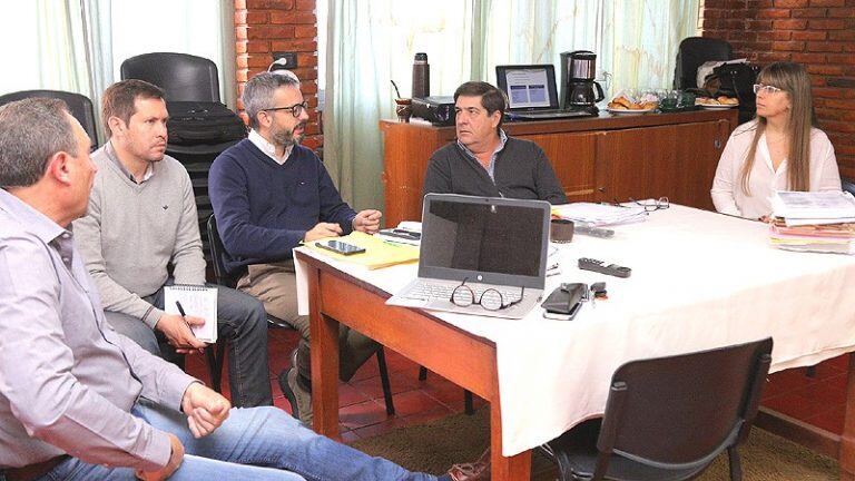 El secretario y la subsecretaria de Hacienda y Finanzas, Sergio Tressens y Georgina Murisengo, el facilitador del grupo RIL, Pastor Merlo y el secretario y subsecretario de Haciendas de Corrientes, Guillermo Corrales y Fernando Cuhna.