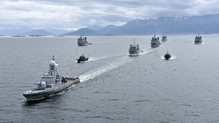 Formación de buques navegando por Canal Beagle