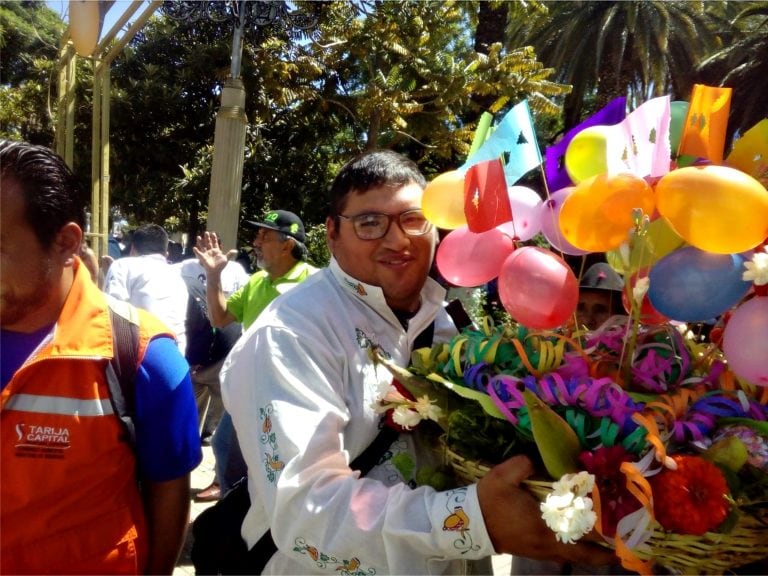 Con su camisa bordada y la canasta fantásticamente ornamentada, un compadre tarijeño inicia su celebración.