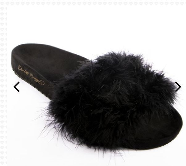 Charlotte también lanzó una línea de pantuflas llamadas "urban slipper black" que cuestan 2.800 pesos  (Foto: Instagram/ chcaniggia)