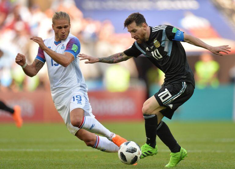 Rurik Gislason y Lionel Messi en Rusia 2018.