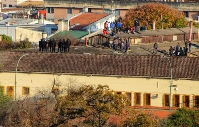 Los efectivos penitenciarios se ubicaron también en los techos de la cárcely desde cierta distancia entablaron diálogo con los reclusos para persuadirlos que depongan su actitud.