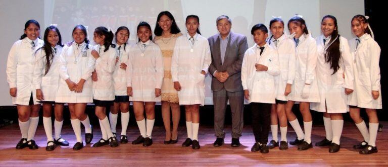 El secretario municipal de Desarrollo Humano, José Luis Sánchez, y la directora del nivel primario, Mónica Juste, acompañando a parte del alumnado en el acto de colación de 7° grado de la Escuela Municipal "Marina Vilte".