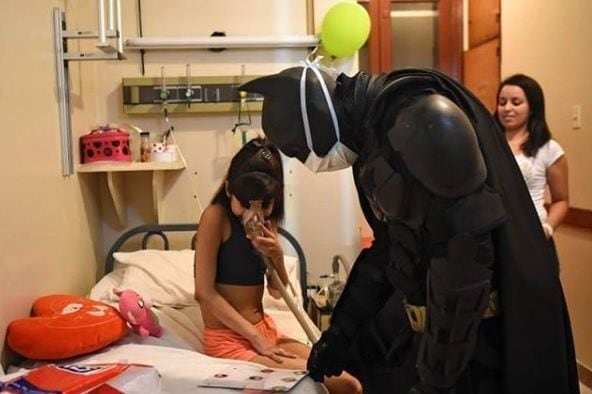 La Plata tiene un Batman solidario y fue distinguido por su ayuda a la comunidad