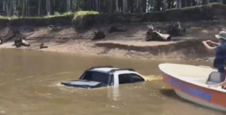 Se fueron a pescar y la camioneta terminó en el agua.