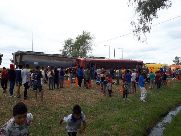 El accidente entre el tren y el colectivo ocurrió en cercanías de Guiñazú.