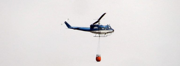 Helicópteros sofocando el incendio.