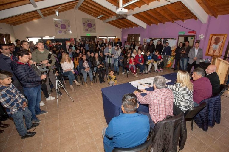 Firma del contrato de ampliación y refacción para la escuela especial Nro. 4.