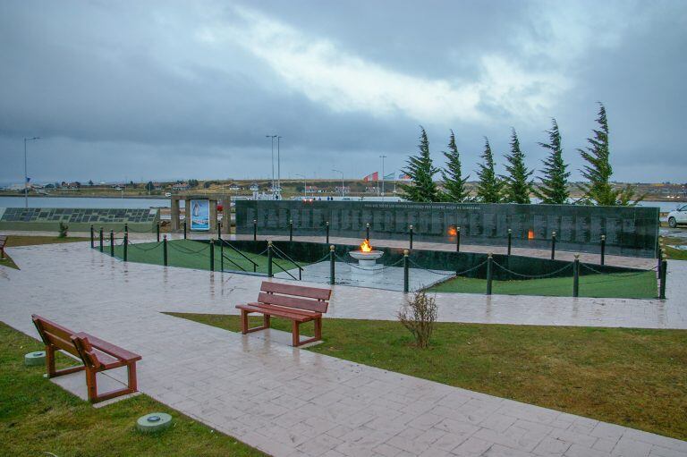 Cenotafio en Plaza Islas Malvinas (Vía Ushuaia)