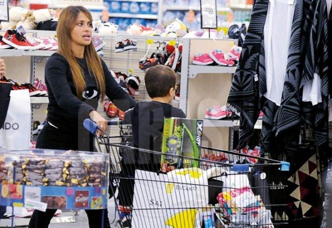 Antonela Roccuzzo y su hijo Thiago (crédito: Máximo Gómez)