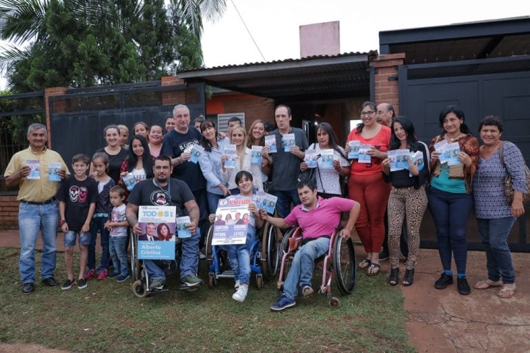 Passalacqua con vecinos del Barrio Itaembé Miní de Posadas, apoyando la fórmula de Alberto Fernández a la presidencia. (Misiones Online)