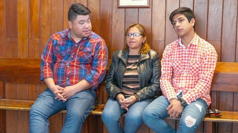 En foto de archivo, la diputada Mabel Balconte junto a sus hijos, los tres imputados en la causa "Pibes Villeros".