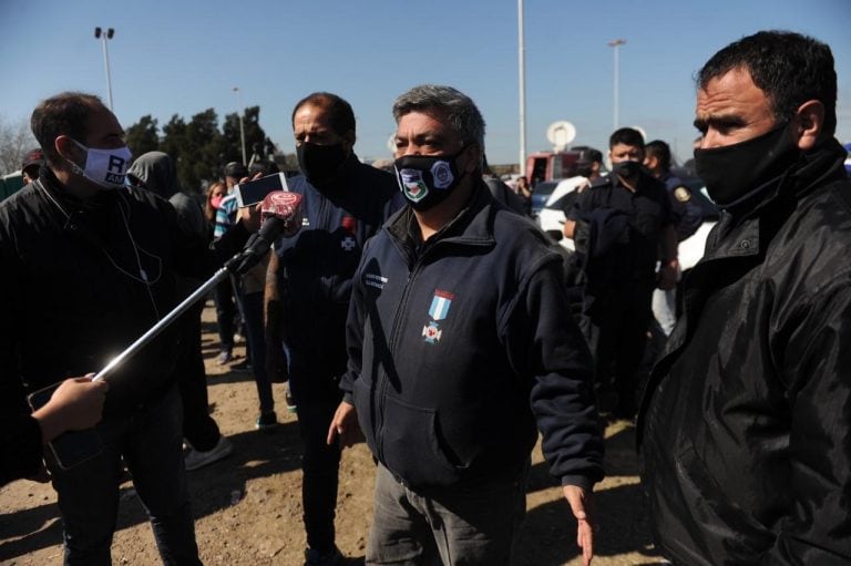 Policías bonaerenses escuchan atentamente los anuncios del gobernador Axel Kicillof, para destrabar el conflicto con la fuerza de seguridad. (Federico López Claro)