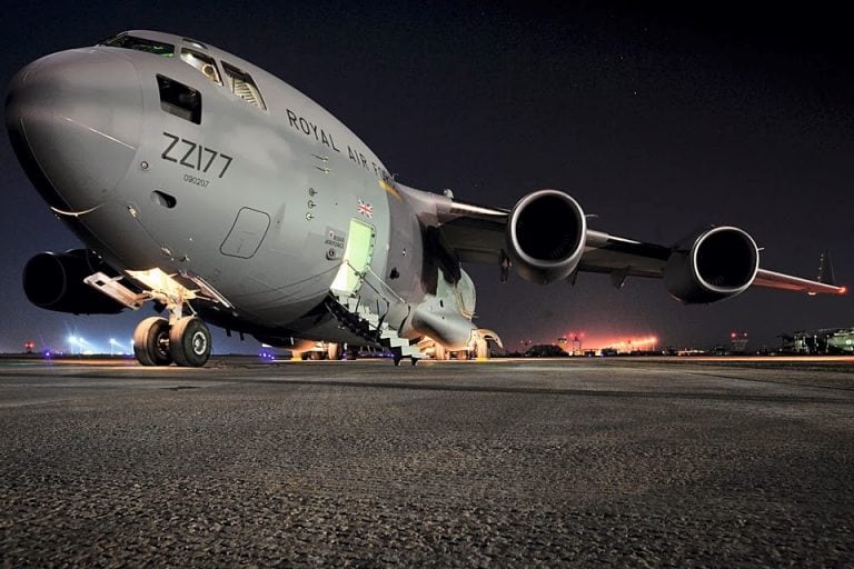 El Avión Globemaster III, es un avión de transporte estratégico de gran peso y largo alcance que puede operar cerca de un área potencial de operaciones para combate, mantenimiento de la paz o misiones humanitarias en todo el mundo.