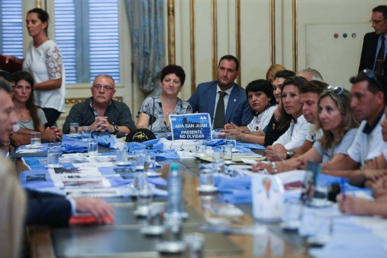 BAS001. BUENOS AIRES (ARGENTINA), 06/02/2018.- El presidente de Argentina, Mauricio Macri (fuera de cuadro), se reúne hoy, martes 06 de febrero de 2018, con familiares de los tripulantes del submarino ARA San Juan, desaparecido el 15 de noviembre del año pasado, en la Casa Rosada en Buenos Aires (Argentina). EFE/David Fernández