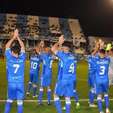 Pudo festejar con los hinchas que se llegaron al Barrio Alberdi. (web)