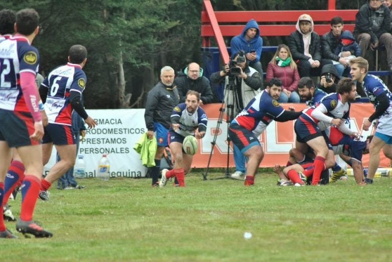 Agustín Iriani recupera la pelota.