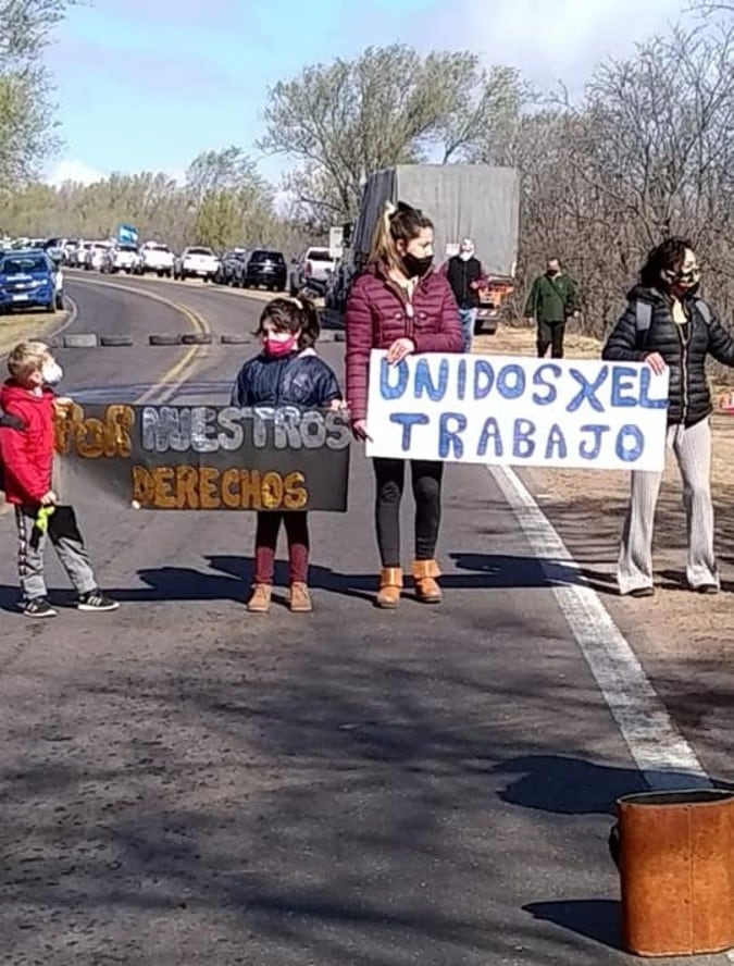 Las familias también participaron del corte (fotos de Facebook).