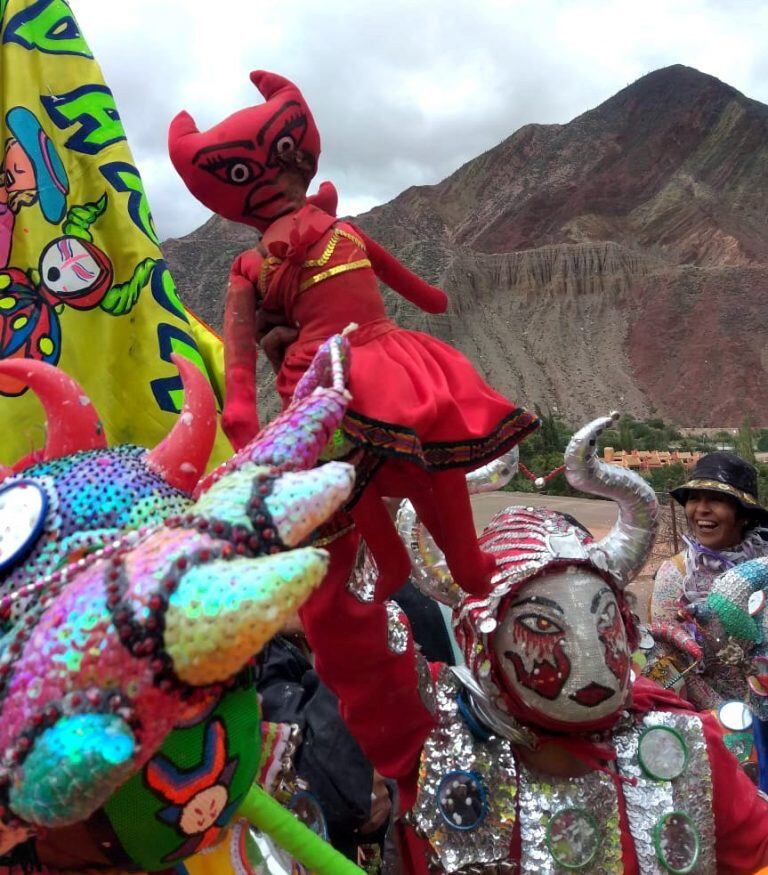 Con una mirada de género, la comparsa lleva también una "diablita", muñeca de tela que representa al Pujllay.