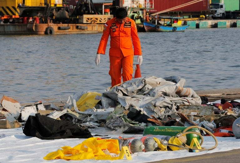 La agencia indonesia de búsqueda y rescate trabaja en el lugar para recuperar los restos del avión y hallar posibles sobrevivientes (AP)