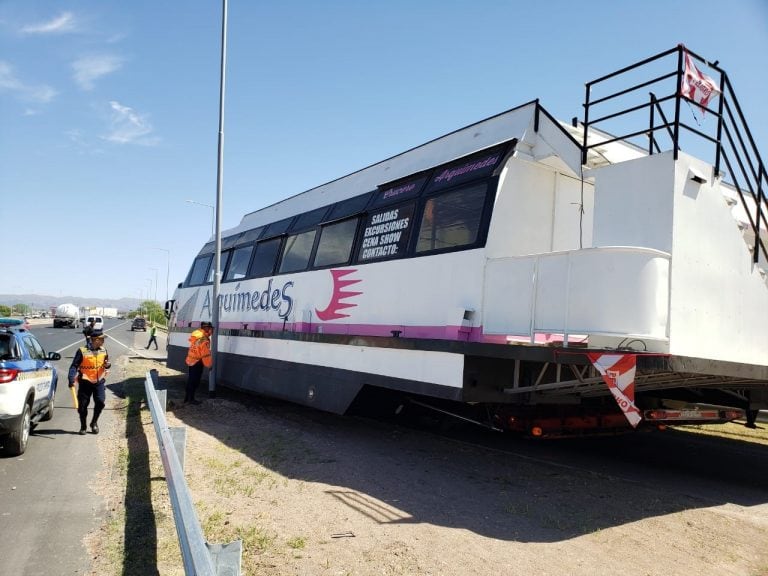 El gigantesco catamarán ingresó a Córdoba a través de la Circunvalación. (Ramiro Pereyra/La Voz)