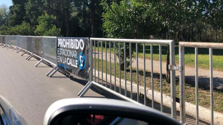 Los carteles que impiden ahora estacionar en las calles adyacentes al Parque del Chateau. (Gentileza El Doce TV)