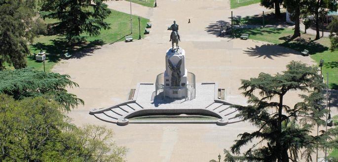 La vieja plaza 25 de Mayo con el Gral San Martín en el centro