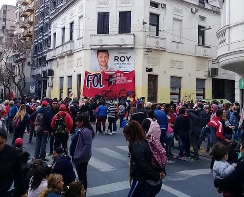 El Frente de Organizaciones en Lucha de Rosario instaló una olla popular frente a la sede Cambiemos. (FOL)