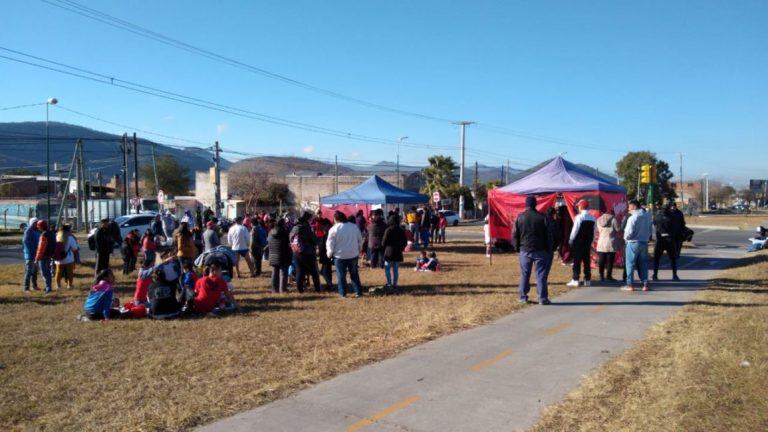 Manifestantes cortan la Tavella y otras Calles, Salta. (Web)