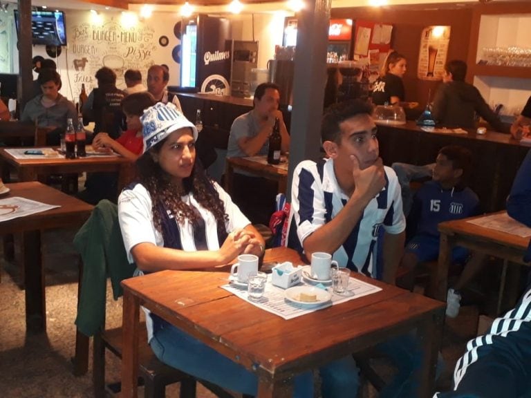 Hinchas de Talleres mirando el partido en barrio Jardín contra San Pablo.