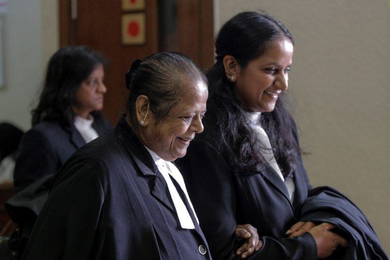 Venkateswari Alagendra y Saraswathy Devi, abogadas de los acusados chilenos. Crédito: EFE/ Ahmad Yusni.