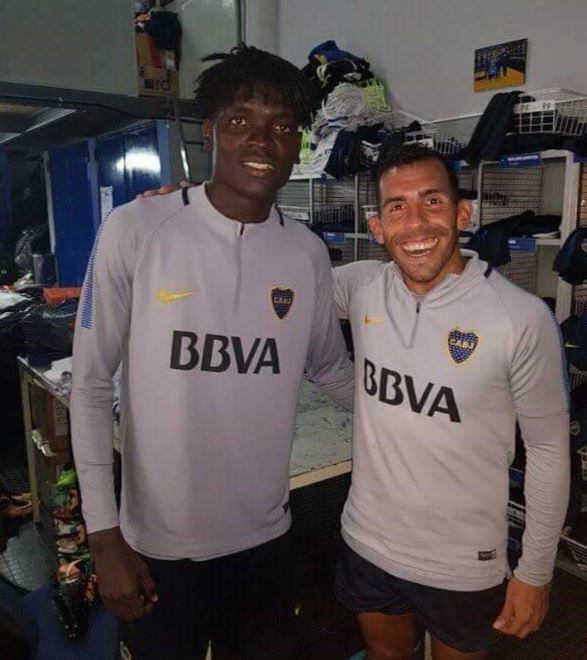 Christian Mayo, junto a Carlos Tevez.