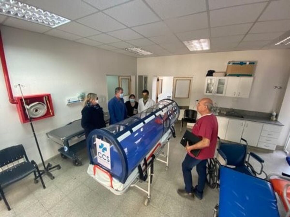 Clínica Cruz del Sur donó una cápsula de traslado al Hospital Regional de Comodoro