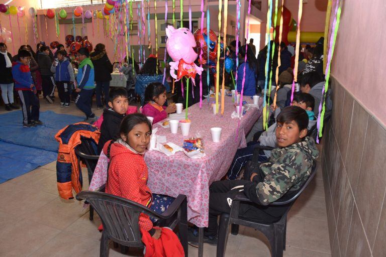 Niñas y niños de la familia de la sanidad disfrutaron de los festejos.