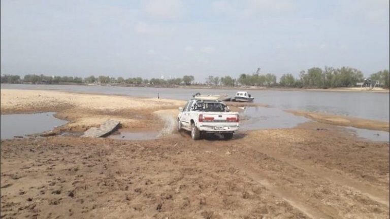 Las islas se llenaron de camionetas por la bajante del Paraná (El Paraná No se Toca)