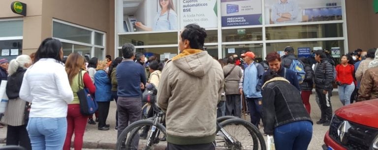 El frente del local de la calle Güemes al 1.200, repleto de personas esta mañana.