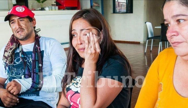 Roberto Zapata, esposo de la víctima, y su hermana. (El Tribuno)