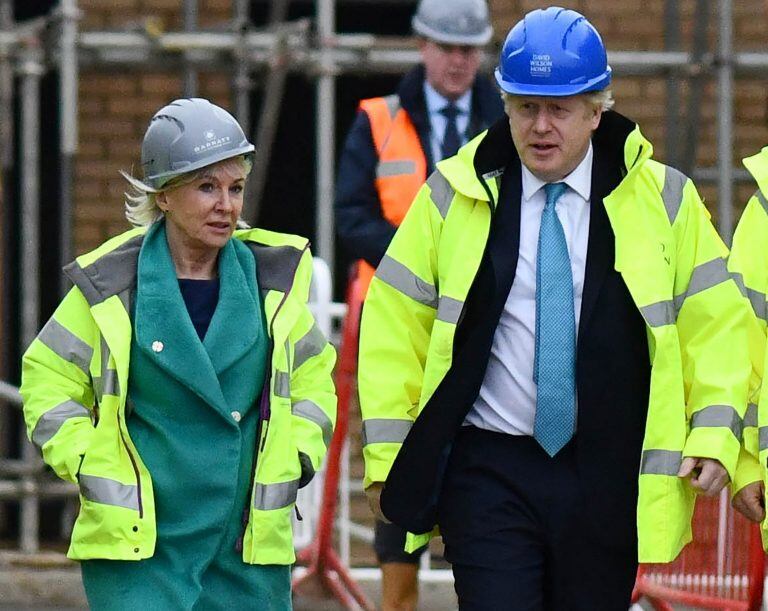 Boris Johnson con Nadine Dorries. (Foto: Andrew Parsons / i-Images / Polaris)