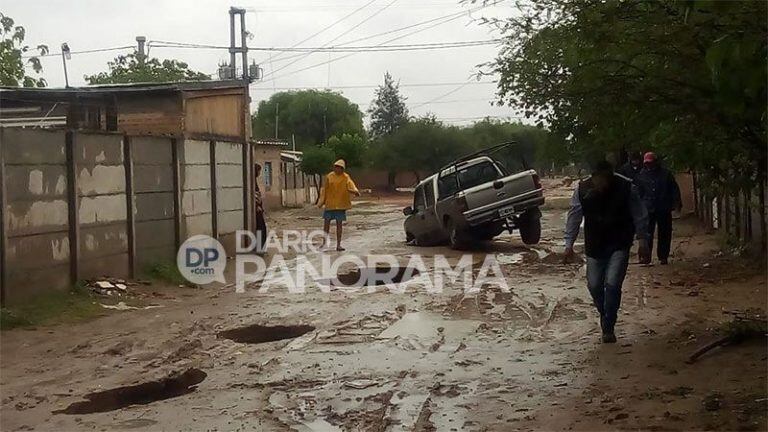 Dos vehículos fueron "tragados" por la tierra