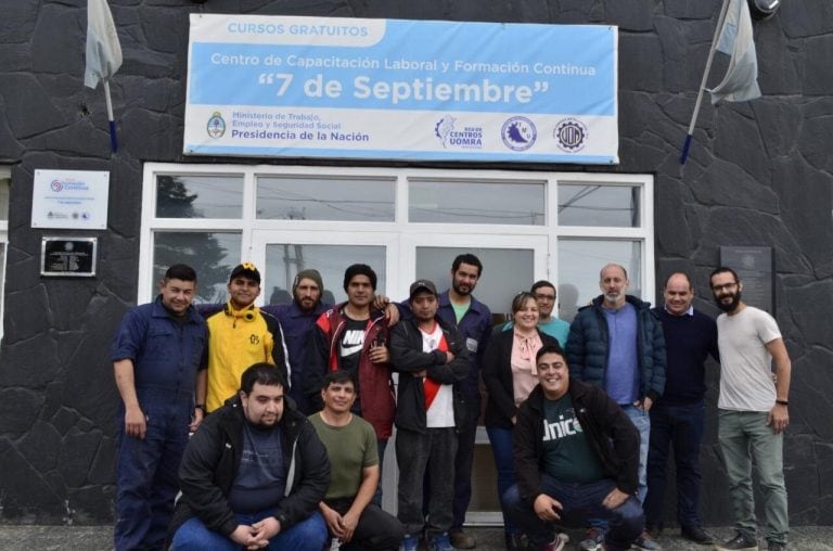 Yanira Martinez Ortiz junto a jóvenes que desarrollan deiferentes cursos de capacitación.