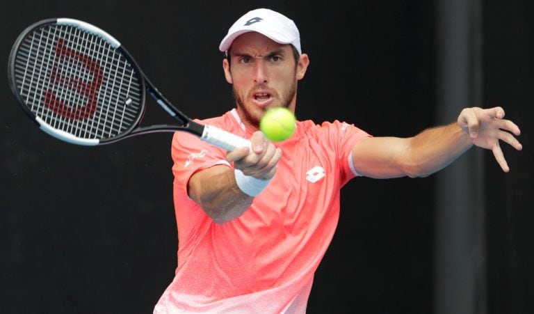 El argentino Leonardo Mayer en acción contra el chileno Nicolas Jarry. (crédito: MAST IRHAM).